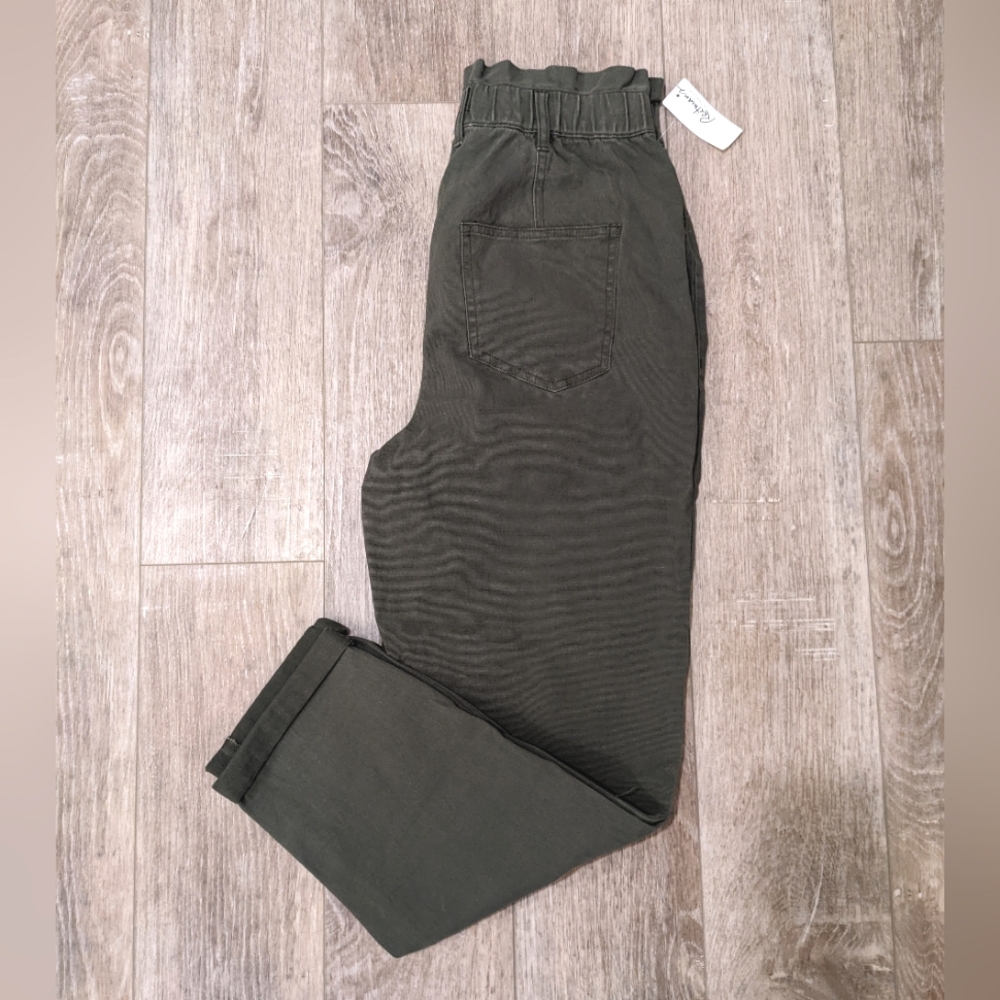 NWT Reitmans High Waisted Olive/Khaki Tapered Pants Size 2